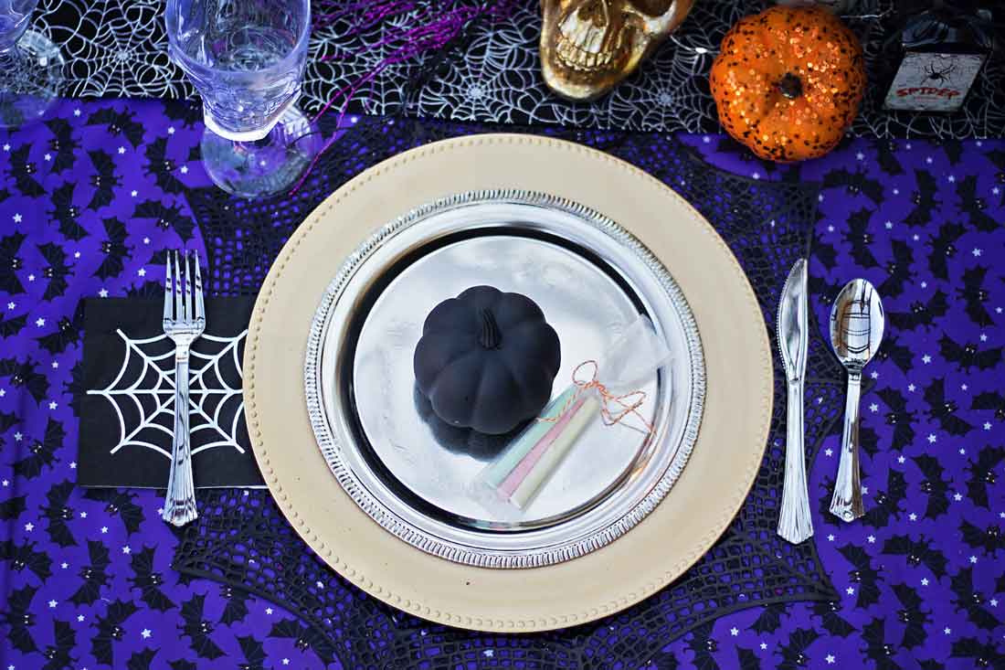 Cute tutorials and instructins for the Funnest Craveyard Halloween part ever!!!