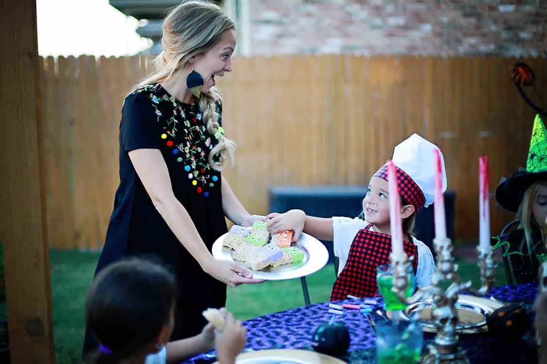 Cute tutorials and instructins for the Funnest Craveyard Halloween party ever!!!