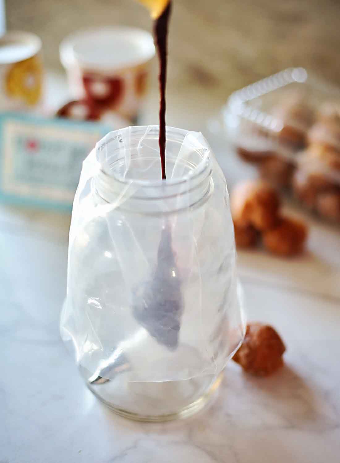 How to fill a piping bag without making a mess