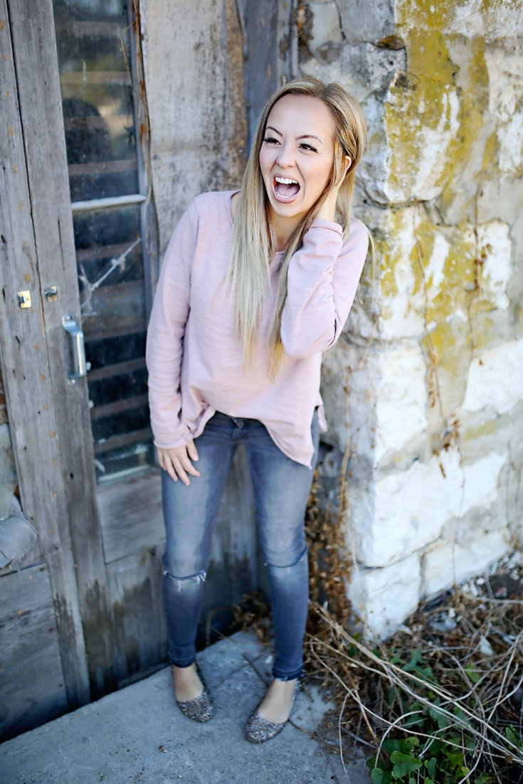 super cute outfit- casual jeans and sweatshirt look!