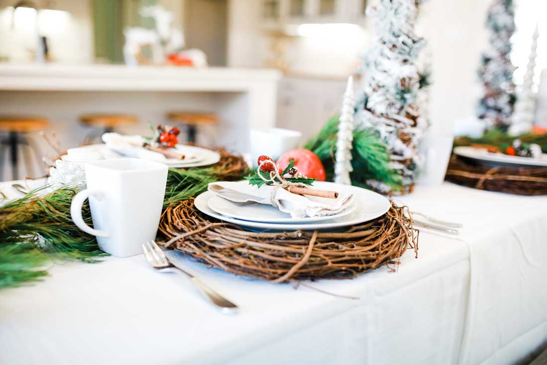 Beautiful Christmas table decor that is easy and creative